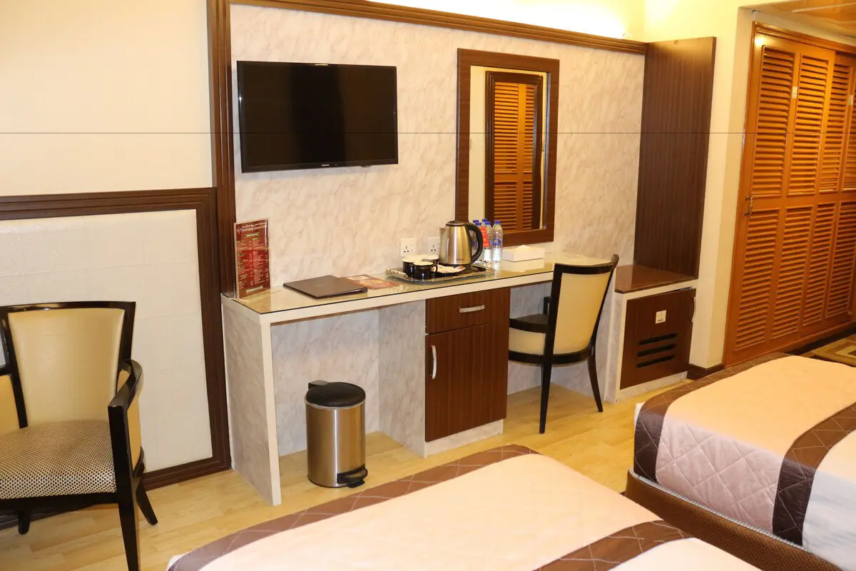 میز کار در اتاق هتل الخلیج گرند دبی